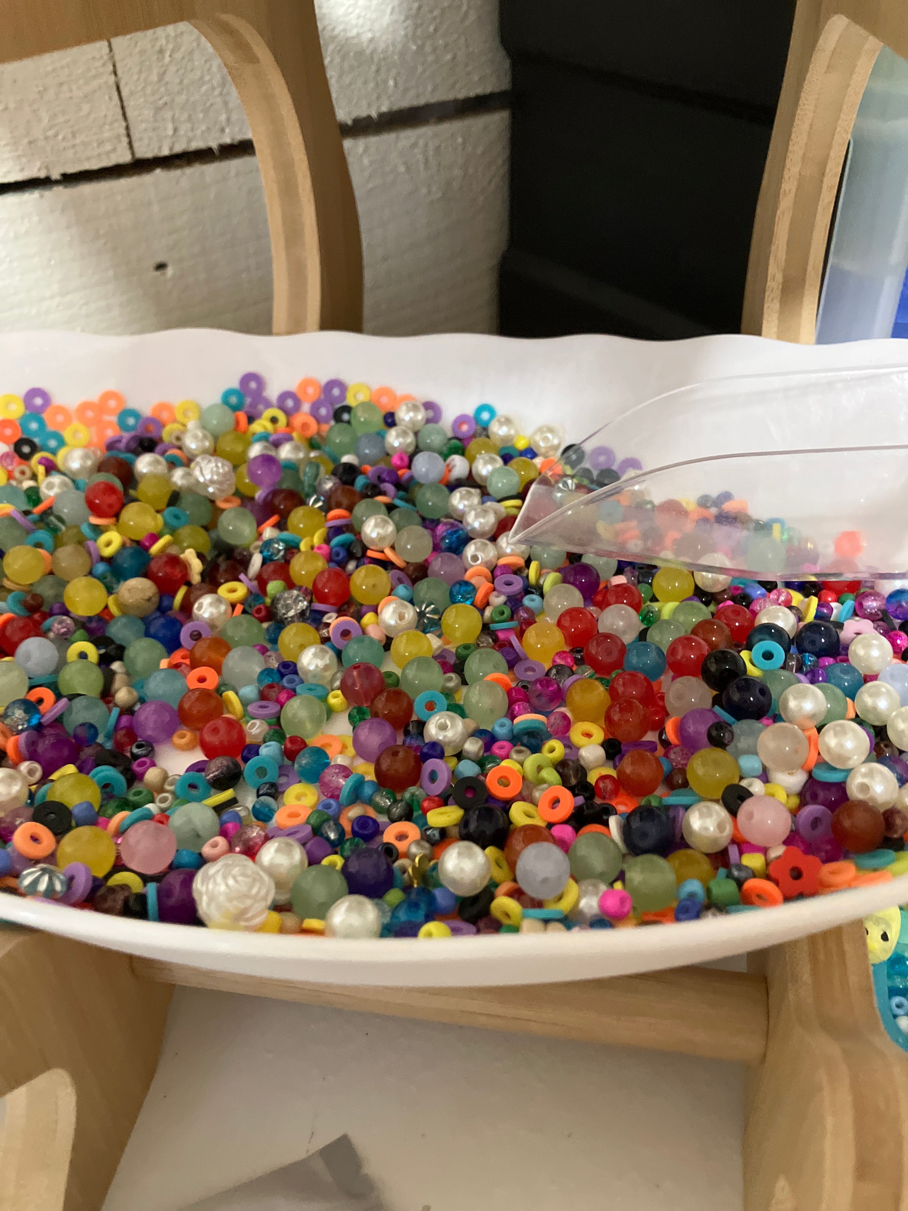 Bead scoop